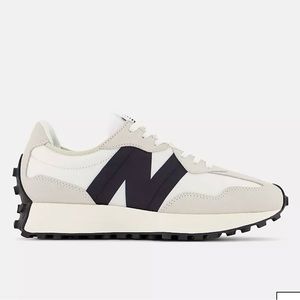 New Balance Women’s Lifestyle Sneaker. US Women’s 9. White/Black. Never worn.